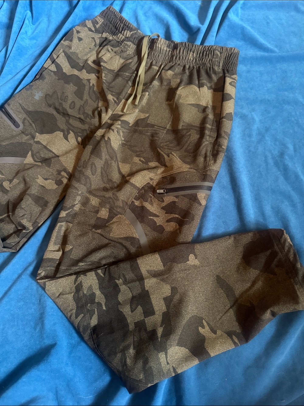 NWOT under armour size M Men's Camo Jogger Pants - Olive Green